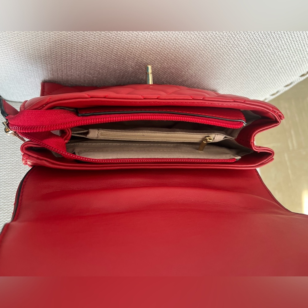 NWOT Quilted red handbag with gold hardware. Chain strap. ❤️ - Picture 4 of 5